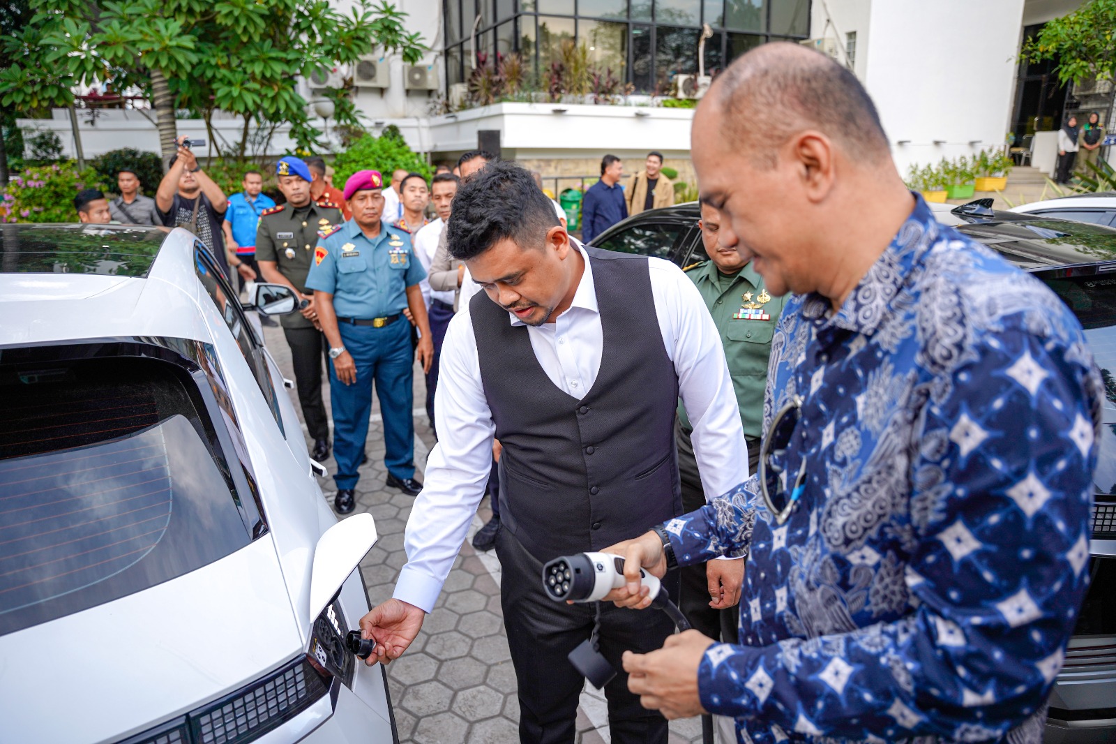 Resmikan SPKL di Balai Kota, Mobil Listrik Makin Tumbuh, Bobby Nasution Silahkan PT Voltron Investasi