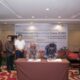General Manager PLN UID Sumatera Utara, Awaluddin Hafid (kanan) dan Direktur Utama PT Aek Sibundong Energi, Panal Banjarnahor (kiri) melakukan penandatanganan berita Acara Commercial Operation Date (COD) PLTM Aek Sigeaon (2x1,6 MW).
