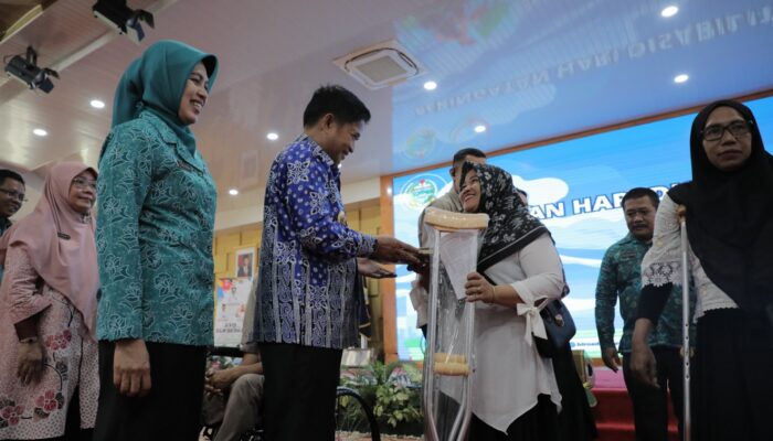 Dukung Kemandirian Penyandang Disabilitas, PLN Serahkan Bantuan 50 Unit Tongkat Kruk
