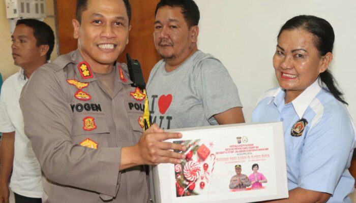 Kapolres P. Siantar Berikan Bingkisan Nataru Bagi Wartawan