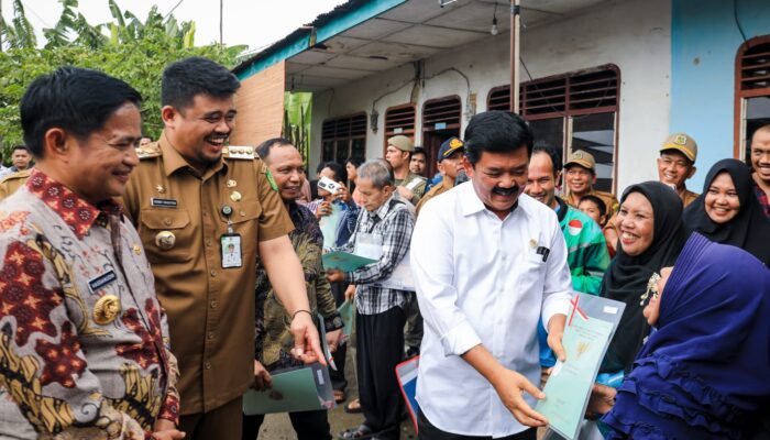 Bersama Bobby Nasution Serahkan Sertifikat Tanah, Menteri ATR/BPN Targetkan 2024 Medan Kota Lengkap