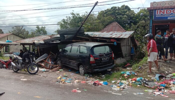 Innova Tabrak Pengendara Sepeda Motor Dan Rumah Warga, 1 Tewas