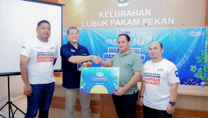 Peduli Sungai, BRI Lubukpakam Tanam Pohon Hingga Serahkan Bantuan Bak Sampah