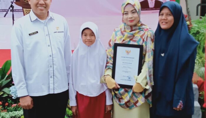 MIS PLUS AL-FAIZ 165 Raih Penghargaan Adiwiyata Kota