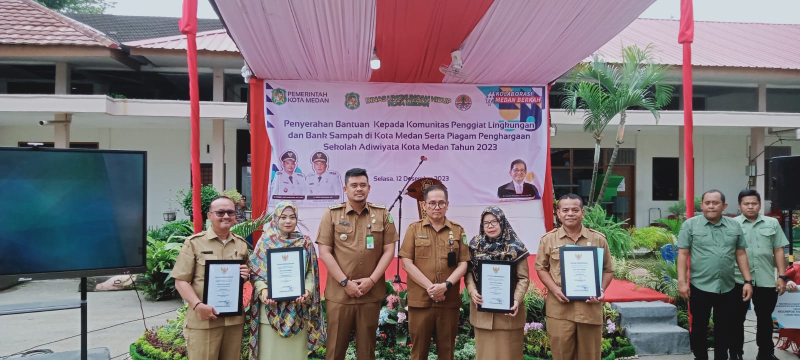 Pemko Medan Serahkan Penghargaan Sekolah Adiwiyata Dan Bantuan Peralatan