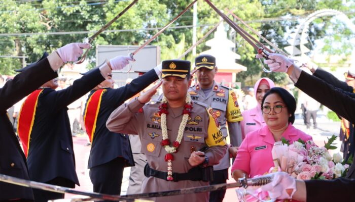 Dr. Bernhard Disambut Pedang Pora Di Mapolres Labuhanbatu