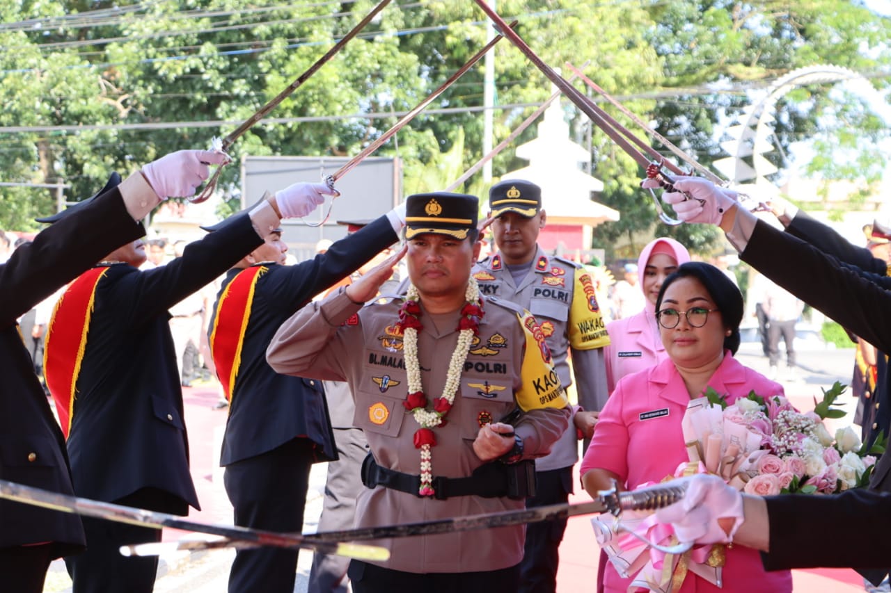 Dr. Bernhard Disambut Pedang Pora Di Mapolres Labuhanbatu