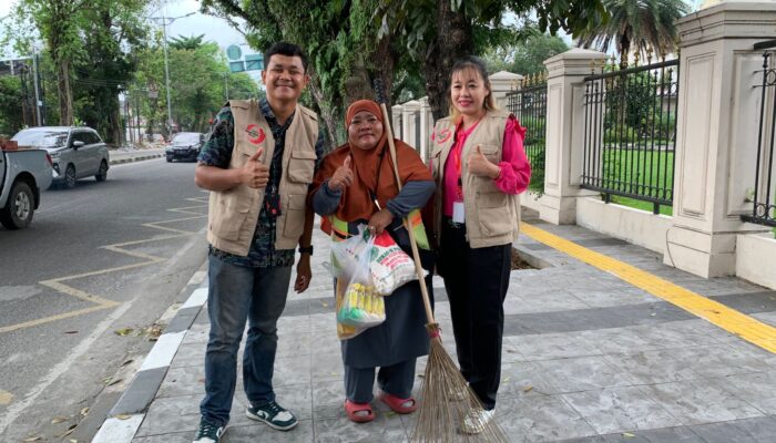 Peringati Hari Ibu, PSM Bagikan Paket Sembako
