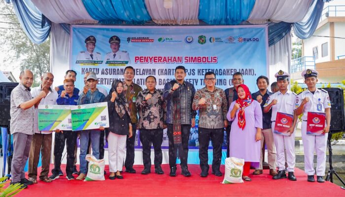 Serahkan Kartu BPJS Ketenagakerjaan untuk Nelayan, Bobby Nasution ingin Kampung Nelayan Indah Jadi Pusat Olahan Ikan