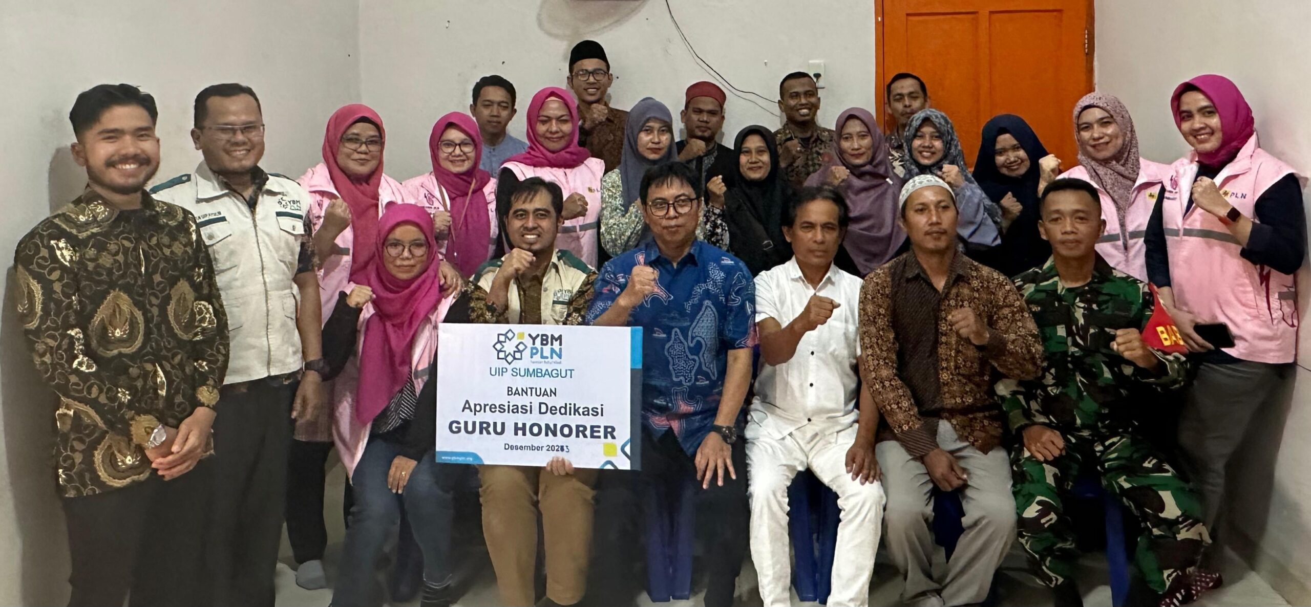 PLN yang tergabung dalam Yayasan Baitul Maal (YBM) bersama Srikandi UIP SBU, melakukan aksi peduli, berupa pemberian bantuan tunai kepada 10 orang guru honorer, Jumat (22/12/2023).
