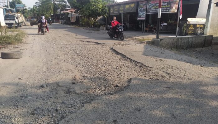 Ruas Jalan Di Langkat Kian Mengkhawatirkan 