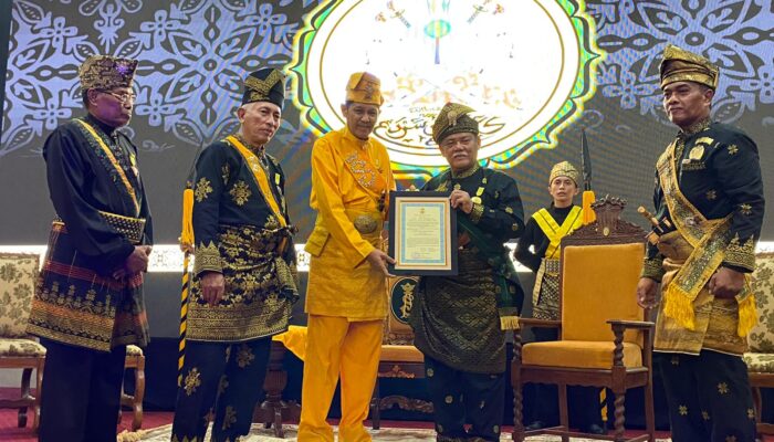 Bupati DS Dapat Gelar Adat Datuk Sri Utama Pramudya Diraja