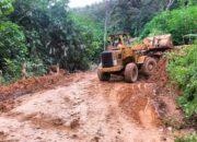 PUPR Agara Bersihkan Jalan Tertimbun Tanah Longsor