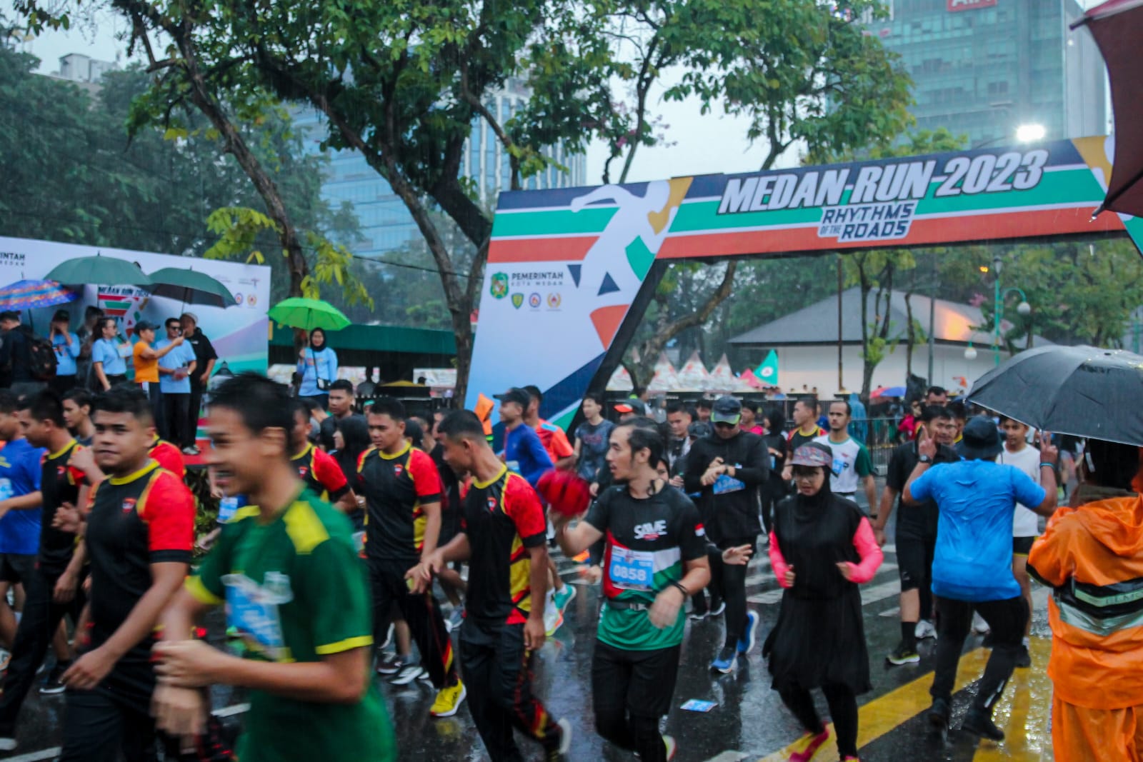 Ribuan Peserta Medan Run 2023 Tetap Semangat Meskipun Hujan
