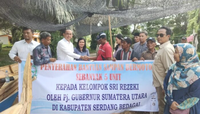 AYS Serahkan Bantuan 10 Sampan Bermotor Kepada Nelayan Di Pantai Cermin