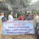 ANGGOTA DPRD Sumut Fraksi Gerindra H Azmi Yuli Sitorus, SH, M.SP (AYS, tiga kiri), menyerahkan secara simbolis bantuan 10 sampan bermotor kepada para nelayan di Pantai Cermin, Sabtu (23/12). Waspada/ist