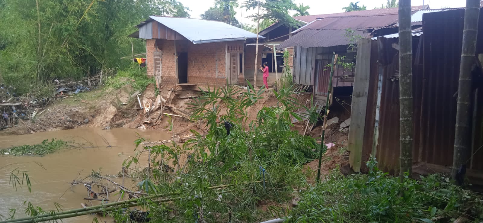 Empat Rumah Warga Nyaris Amblas Ke Krueng Langsa