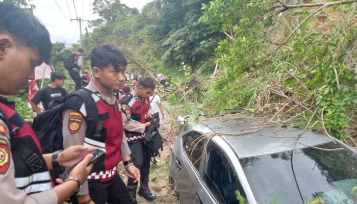 Jalinsum Tarutung-Sipirok Tertutup Longsor, 1 Mobil Tertimpa