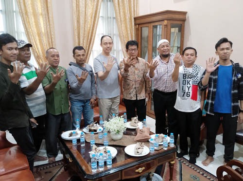 Warga Medan Denai Datangi Rumah Abdillah, Sampaikan Dukungan