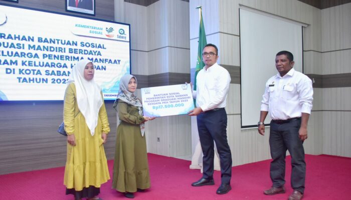 76 KPM PKH Graduasi Mandiri Sabang Terima Buku Tabungan