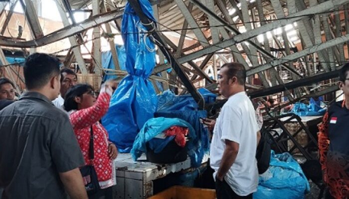 Atap Balairung Pedagang Ikan Pasar Pasar Dwikora P. Siantar Runtuh