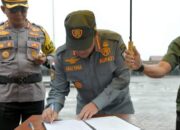 Pj. Bupati Bener Meriah Serahkan 1.056 Pasukan Satlinmas Ke Polres