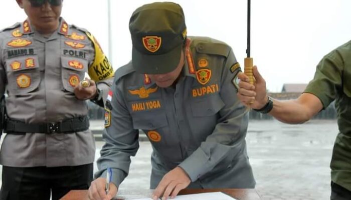 Pj. Bupati Bener Meriah Serahkan 1.056 Pasukan Satlinmas Ke Polres