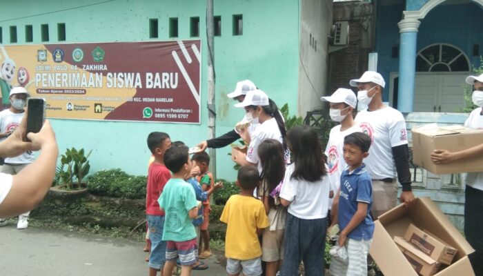 Sosialisasi Pilpres Sekali Putaran, Relawan GSP Sumut Temui Warga Sambil Bagikan Susu Gratis
