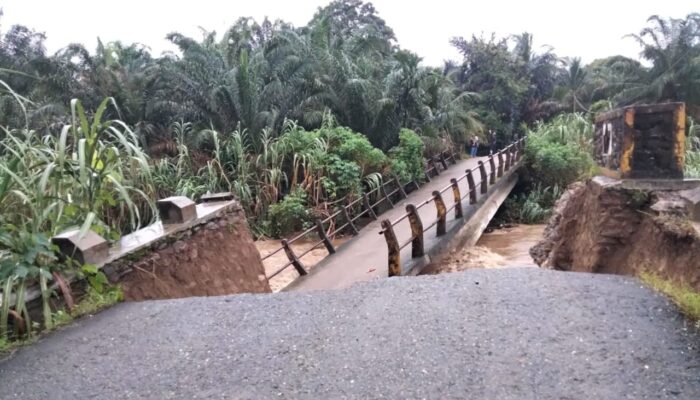 Jembatan Penghubung Dua Kecamatan Di Palas Ambruk