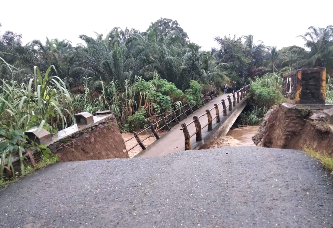 Jembatan Penghubung Dua Kecamatan Di Palas Ambruk