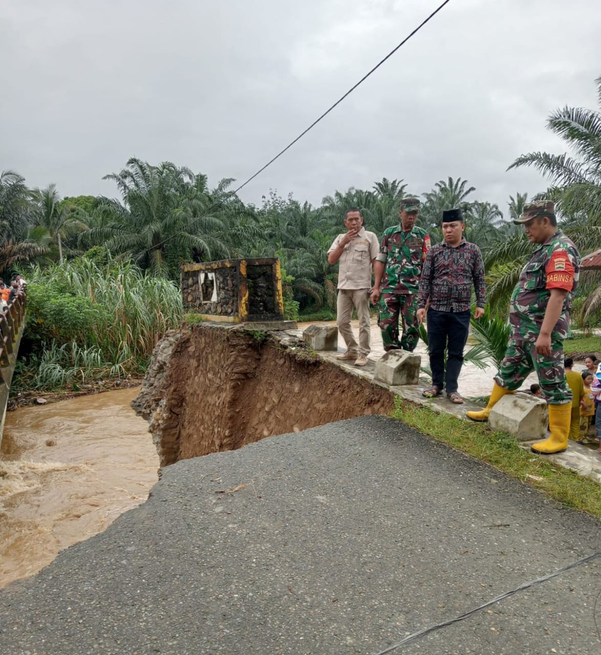 Jembatan Penghubung Dua Kecamatan Di Palas Ambruk Jembatan Penghubung Dua Kecamatan Di Palas Ambruk