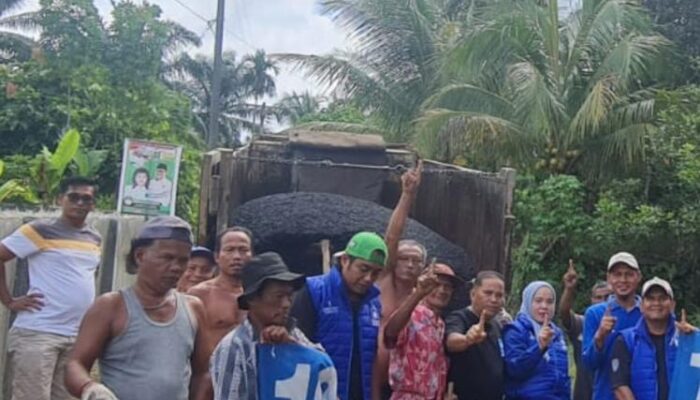 Indra Bakti Dan Warga Tambal Jalan Rusak