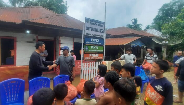 Donna Siregar Bantu Warga Korban Banjir Desa Handis Julu