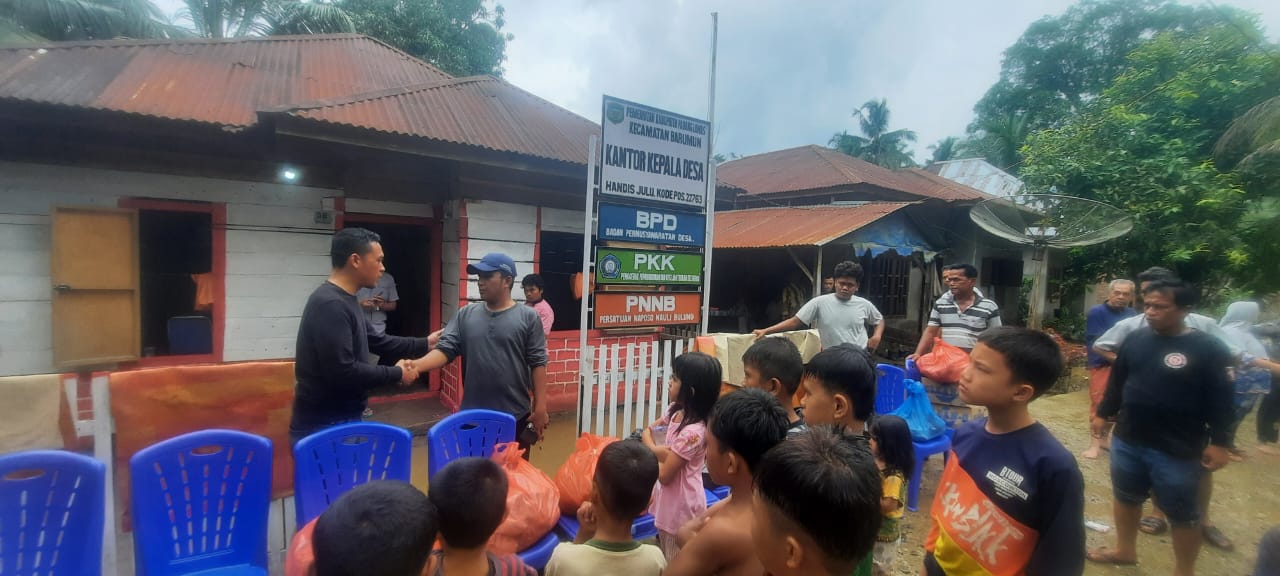 Donna Siregar Bantu Warga Korban Banjir Desa Handis Julu