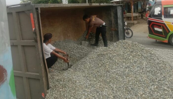 Hindari Macet, Polres P. Siantar Bantu Evakuasi Material Truk Terguling