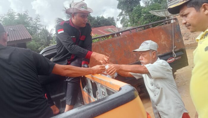 Relawan Pramuka Peduli Bantu Korban Banjir Palas