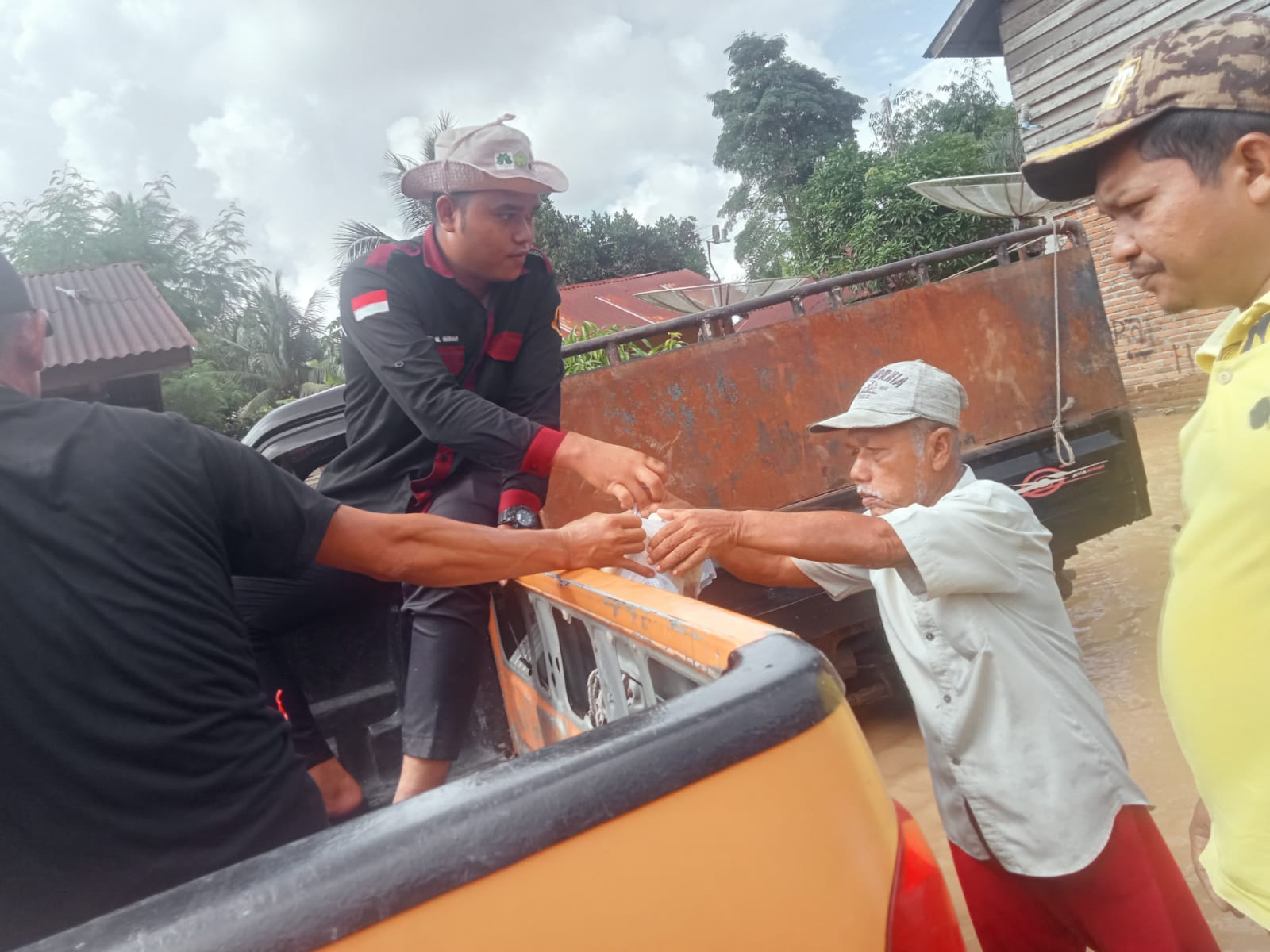 Relawan Pramuka Peduli Bantu Korban Banjir Palas