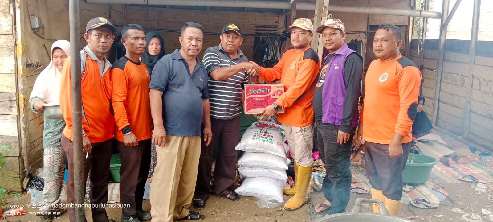 Relawan Pramuka Peduli Bantu Korban Banjir Palas
