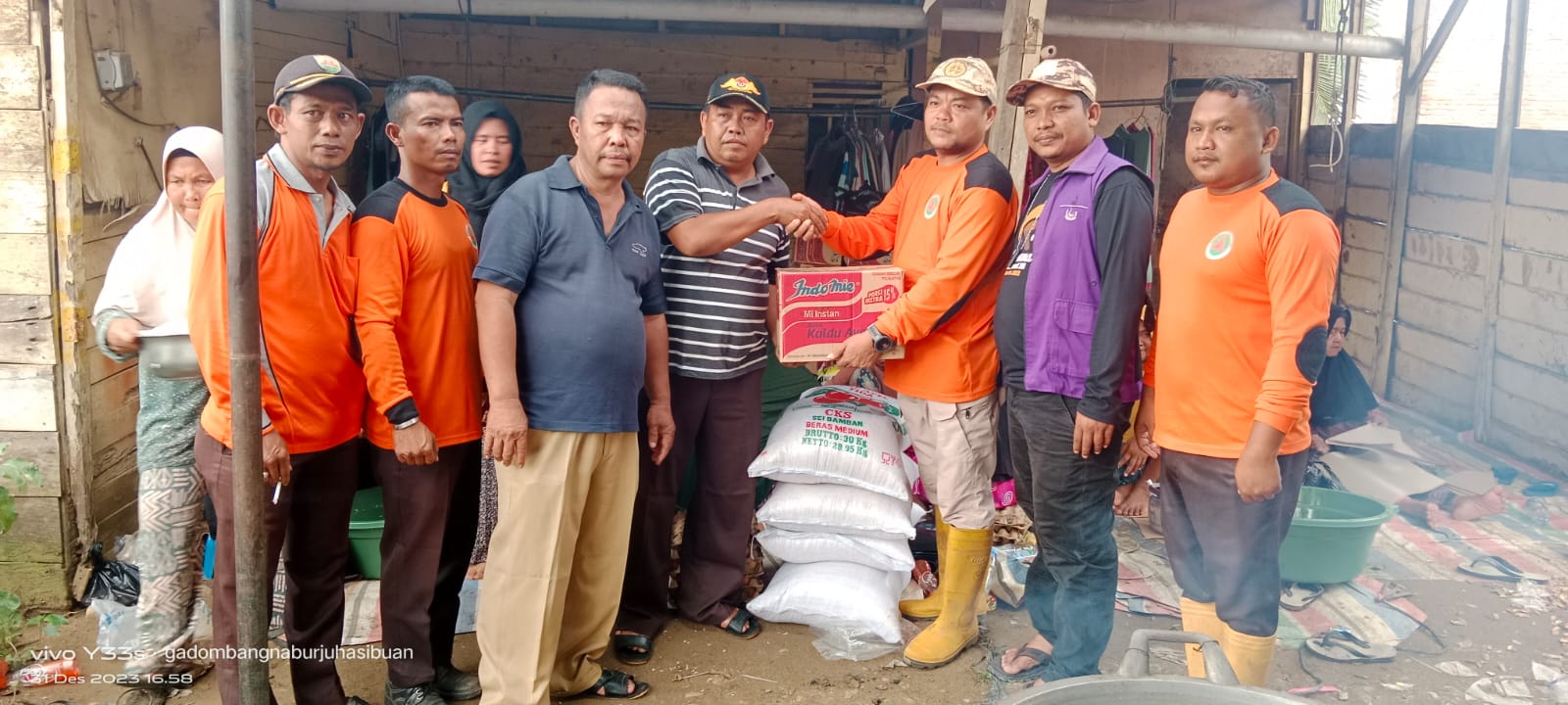 Relawan Pramuka Peduli Bantu Korban Banjir Palas Relawan Pramuka Peduli Bantu Korban Banjir Palas