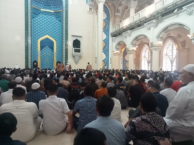 PELAKSANAAN Shalat Jumat (8/12) di Masjid Agung. Waspada/Ist
