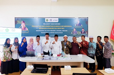 KEPALA MAN 2 Model Medan Wuri Tamtama Abdi bersama penguji Luthfi, WKM Kurikulum, Tim IKM-BK dan perwakilan madrasah se-KKM MAN 2 foto bersama usai pelaksanaan presentasi IKM-BK. Waspada/Ist