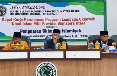 Ketua Bidang Ukhuwah MUI Sumut Dr. H Abd. Rahim didampingi Sekretaris Drs. HM Hatta Siregar. Waspada/Anum Saskia