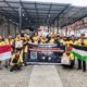 Ketua Driver Maxim Kota Medan Teuku Banta Cut foto bersama dengan seluruh pengurus dan driver Maxim sebelum melaksanakan penggalangan dana Aksi Peduli Kemanusiaan Untuk Palestina di Jl. Janda simpang Jl. Brigjen Katamso Medan, Jumat (1/12). Waspada/Ist