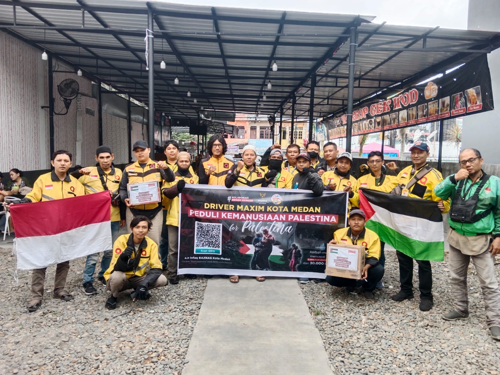 Ketua Driver Maxim Kota Medan Teuku Banta Cut foto bersama dengan seluruh pengurus dan driver Maxim sebelum melaksanakan penggalangan dana Aksi Peduli Kemanusiaan Untuk Palestina di Jl. Janda simpang Jl. Brigjen Katamso Medan, Jumat (1/12). Waspada/Ist