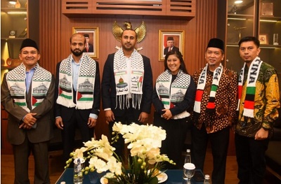 KETUA Komisi I DPR RI Meutya Hafid bersama anggota Komisi I DPR RI Almuzzammil Yusuf menyambut kedatangan warga Palestina di Nusantara II, Gedung DPR RI, Senayan, Jakarta, Kamis (30/11). Waspada/Ist