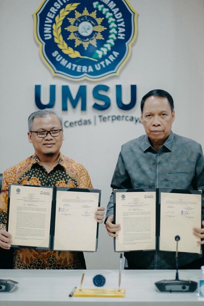 REKTOR UMSU Prof. Dr. Agussani, MAP dan Rektor Telkom University Prof. Dr. Adiwijaya, S.Si., M.Si memperlihatkam dokumen kerjasama. Waspada /Ist