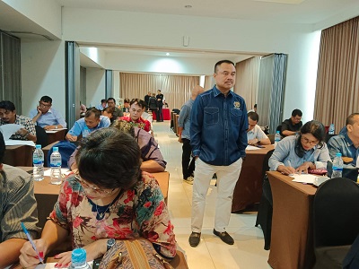 KETUA PWI Sumut H Farianda Putra Sinik SE, meninjau ujian kenaikan status anggota muda menjadi biasa. Waspada/Ist