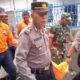 JASAD Rusmiati saat dievakuasi oleh personel Polsek Medan Labuhan dari rumahnya menuju Rumah Sakit Bhayangkara untuk diotopsi, Jumat (8/12). Waspada/Andi Aria Tirtayasa