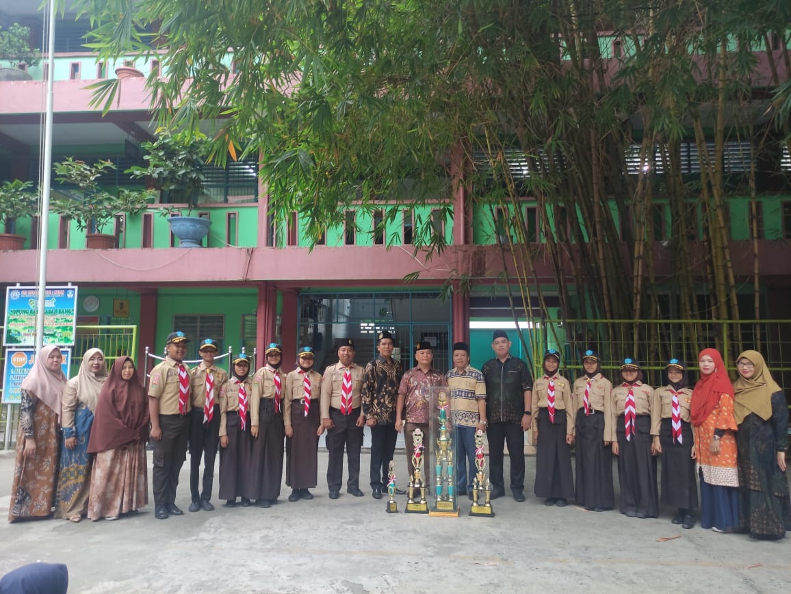 Marini Tanjung, S. Pd (TPMPS), Rani Sugesty S, S. Pd (TPMPS), Herlina Hasibuan, S. Pd (TPMPS), Tengah: Sarwono Hadi S, S. Pd (WKS III), Paiman, S. Pd (Ka.SMP Muhammadiyah 1 Medan), Darwanto, M. Pd (WKS II), Hendrik, ST (Kord. Bid. Lab & IT) Dari kiri ke kanan (sudut kanan) Devi Puspa, S. Sos I, M. Pd (TPMPS), Dahlia Hanum M, S. Kom (TPMPS)Waspada/Ist