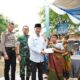 WALI Kota Medan Bobby Nasution diwakili Kadis Kesehatan Taufik Ririansyah menyerahkan bingkisan kepada peserta khitanan massal yang diselenggarakan Badan Amil Zakat Nasional (Baznas)Medan, Minggu (24/12) di SMK Muhammadiyah 4, Masjid Raya Taqwa, Kecamatan Medan Belawan. Waspada/Ist